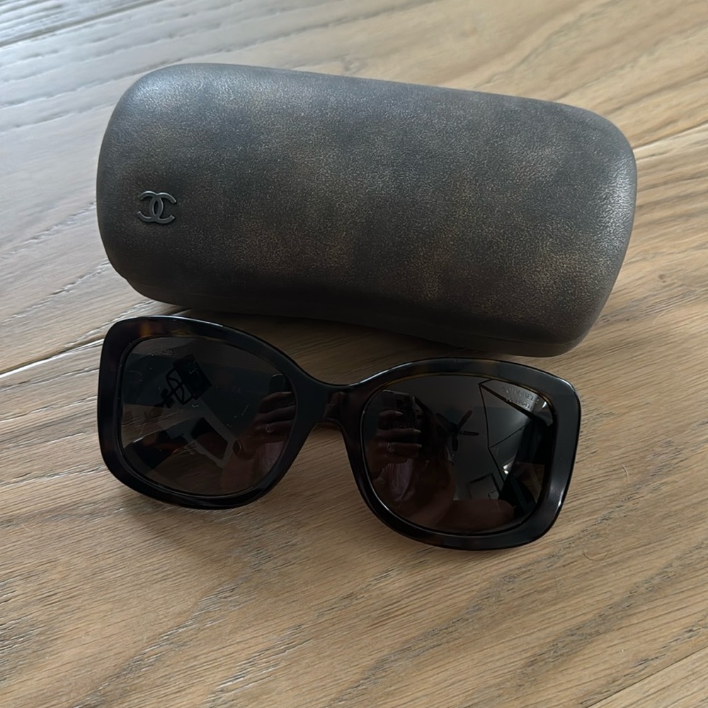 Ladies Chanel sunglasses